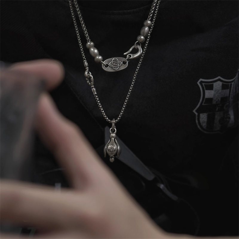Collana con ciondolo fiore di  - Vintage Fashion Instagram recensione e prezzo